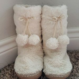 Size 5 white fluffy slippers